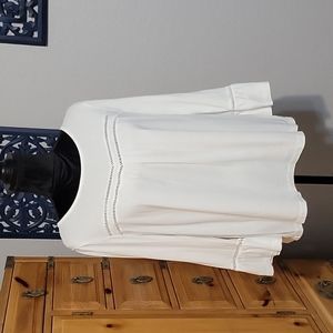 Crisp white tee with 3/4 bell sleeves and nice details